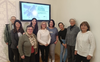 La regidora de Salut, Sílvia Garcia, amb membres de les entitats | Ràdio Sabadell